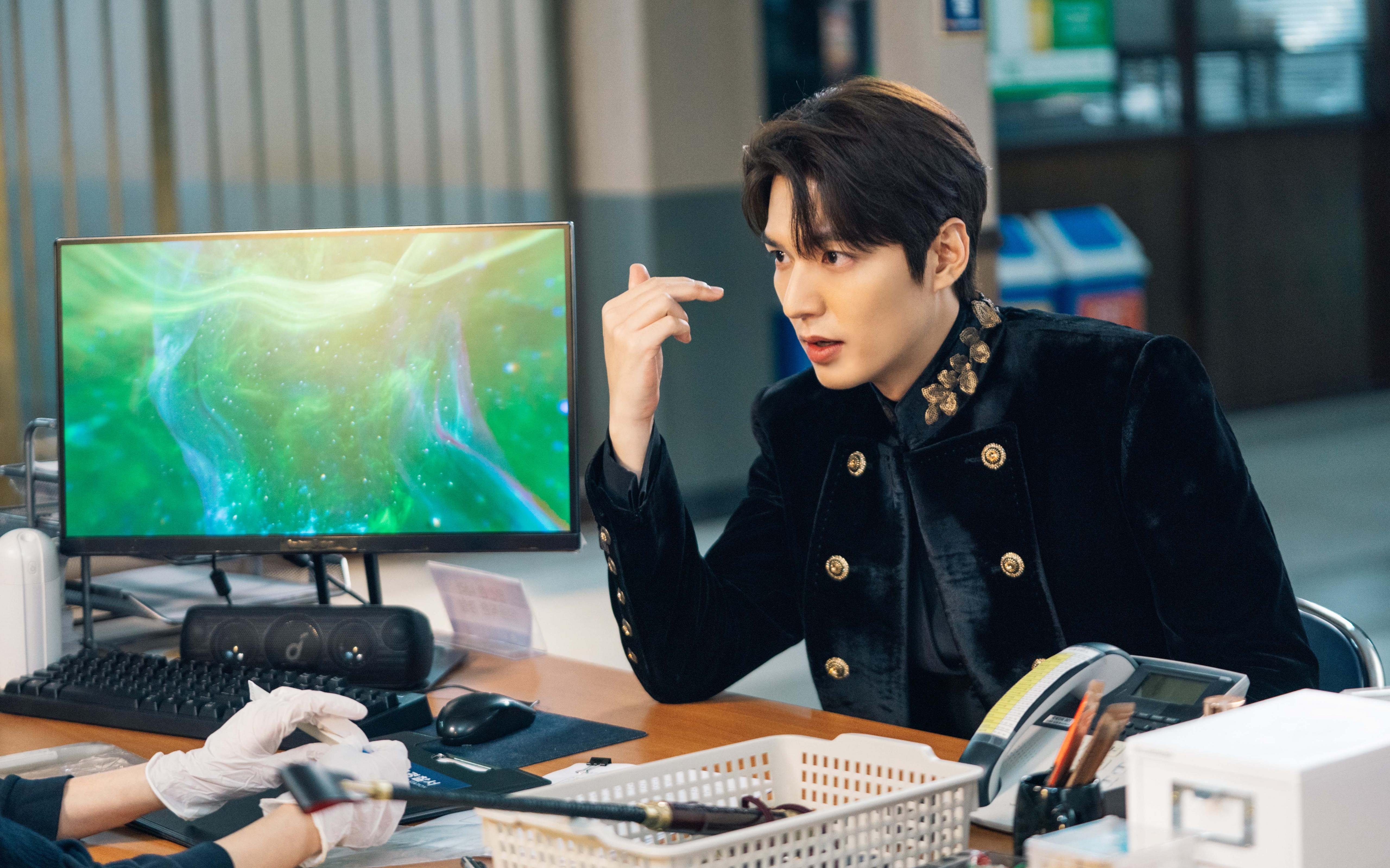 国家队颠覆与老将魔法，足球世界的双重奏